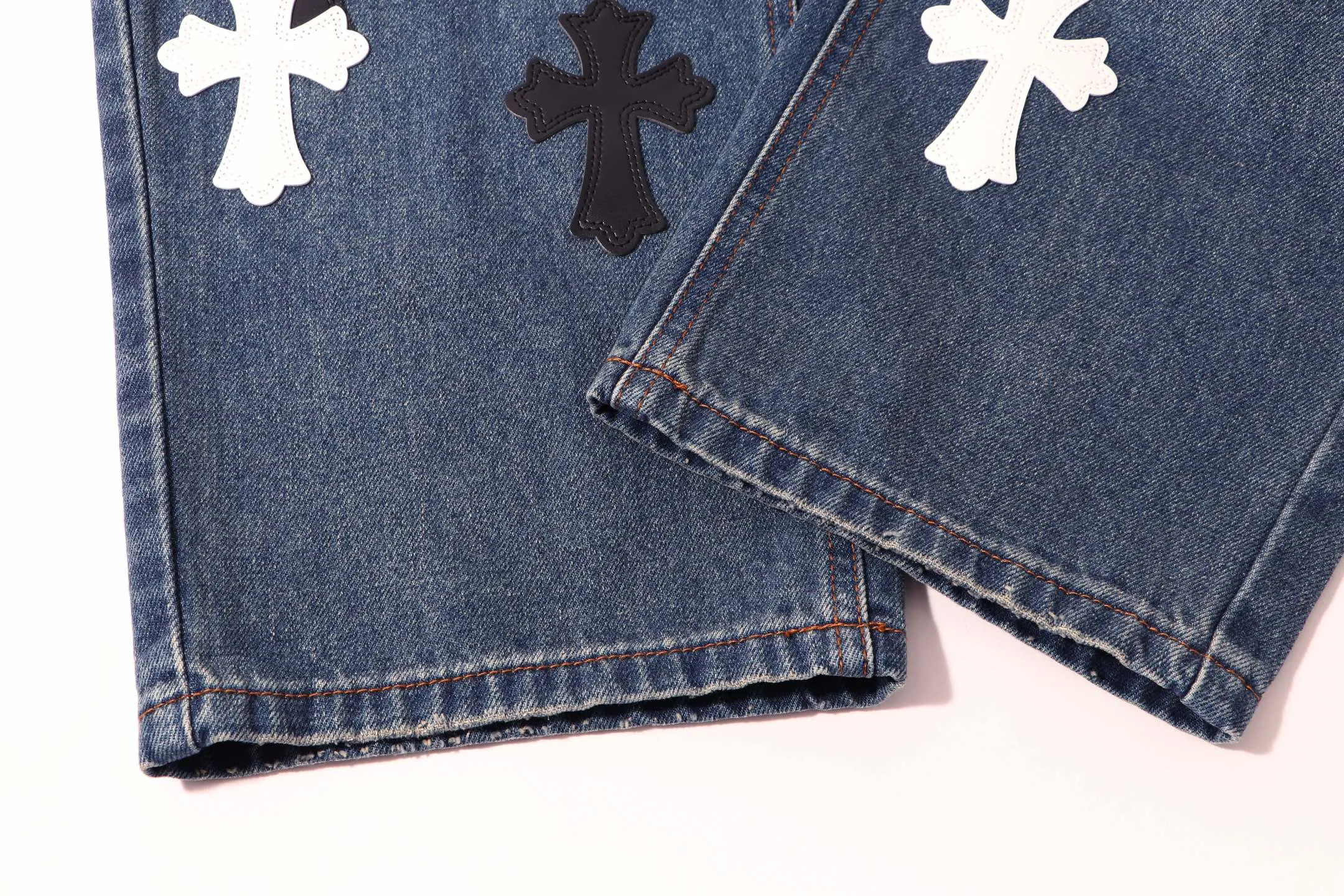 P260 model number: H48 chrome hearts & Croix Hearts Loose and popular jeans. Three-dimensional version. Loose and comfortable, not picky about the figure. Makes taller and slimmer. Factory-made. Original factory quality control. Same style for men and women. Can be matched with couples. Versatile recommendation. Must-have jeans for all seasons. Fashionistas have been disappointed. From the quality selection of fabrics, the tailoring of details, and the matching of patterns, they are all impeccable! The upper body is so handsome when worn...it can be easily worn by men, women and children! The craftsmanship is made of heavy-duty washed pure cotton denim fabric. After washing, it is soft and thick and looks very stylish when worn. Size: 30-32-34-36 Color: black